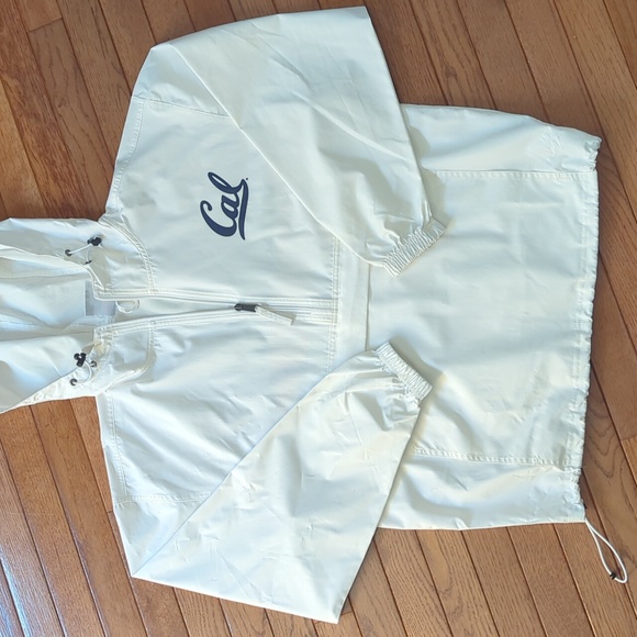 UC Berkeley Golden Bears Pack n Go Windbreaker/Golf Jacket (Very Good Condition) - Picture 2 of 9